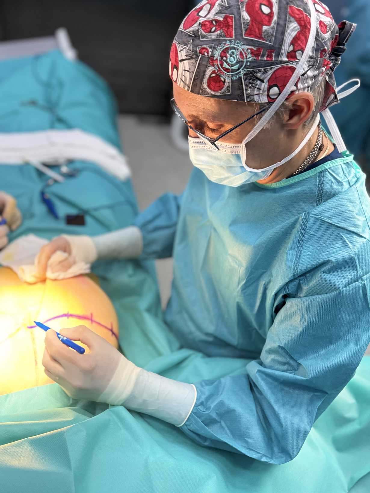 El Dr. Jesús Lago preparándose para operar