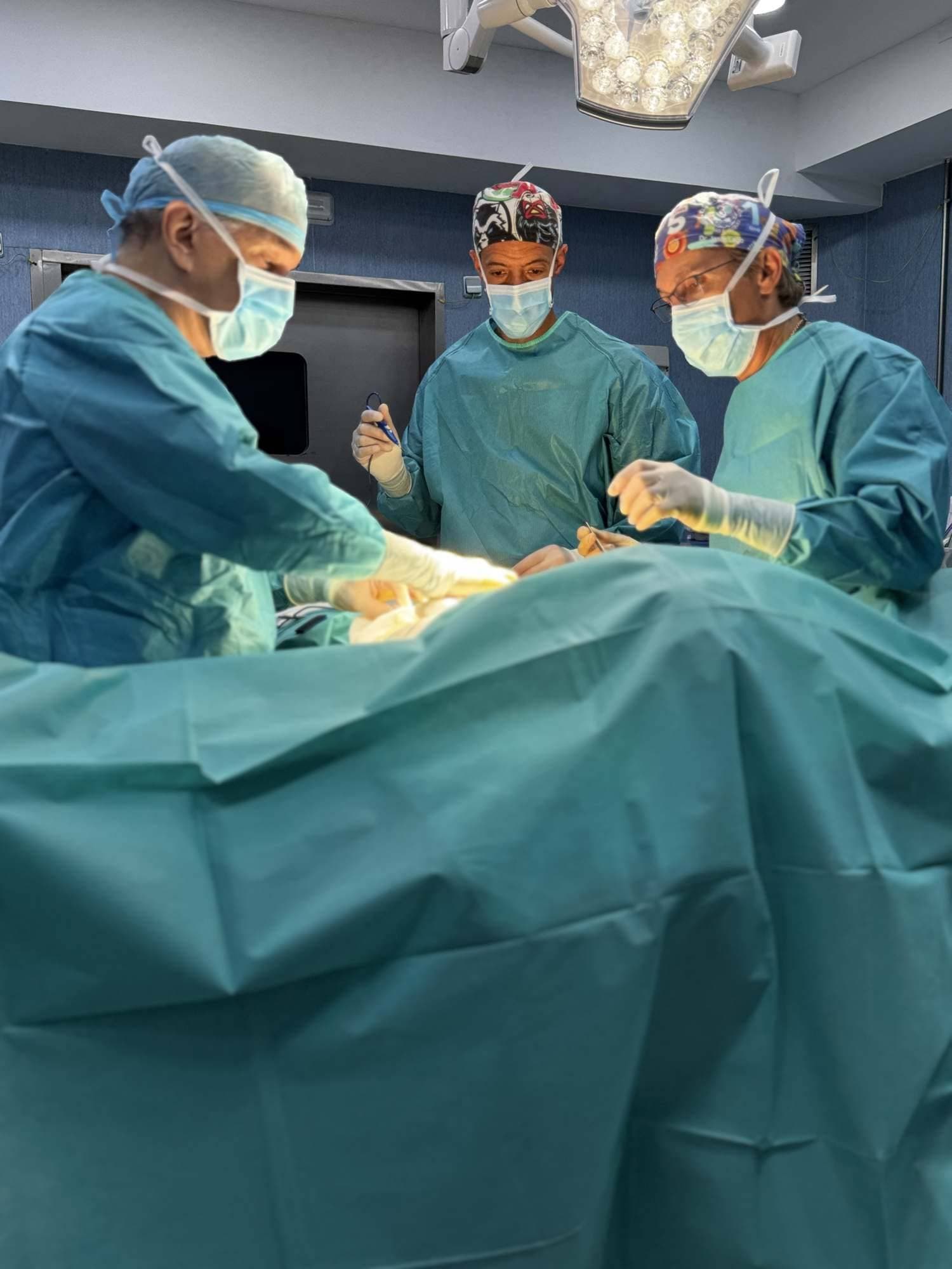 Equipo quirúrgico durante una operación