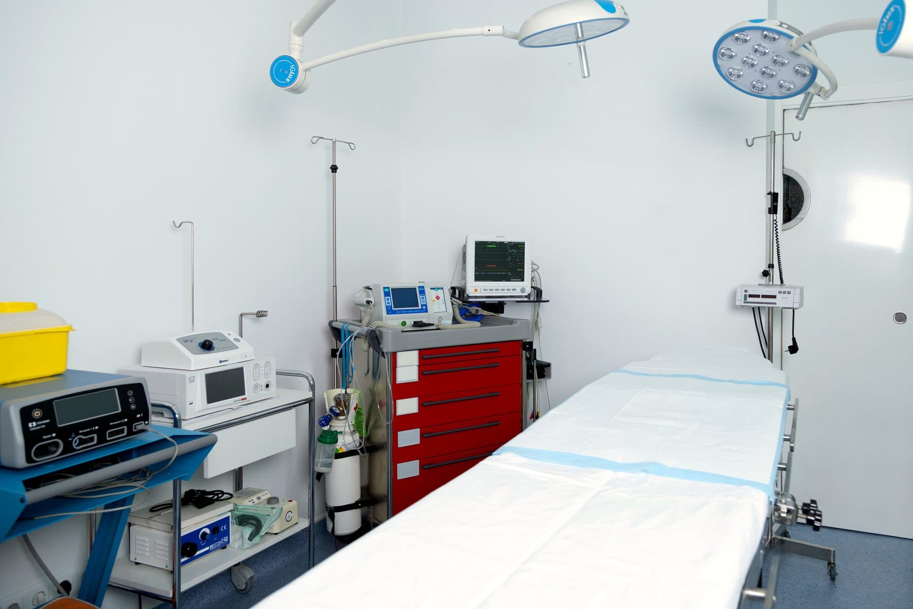 Mesa y equipamiento del quirófano del centro de Apodaca