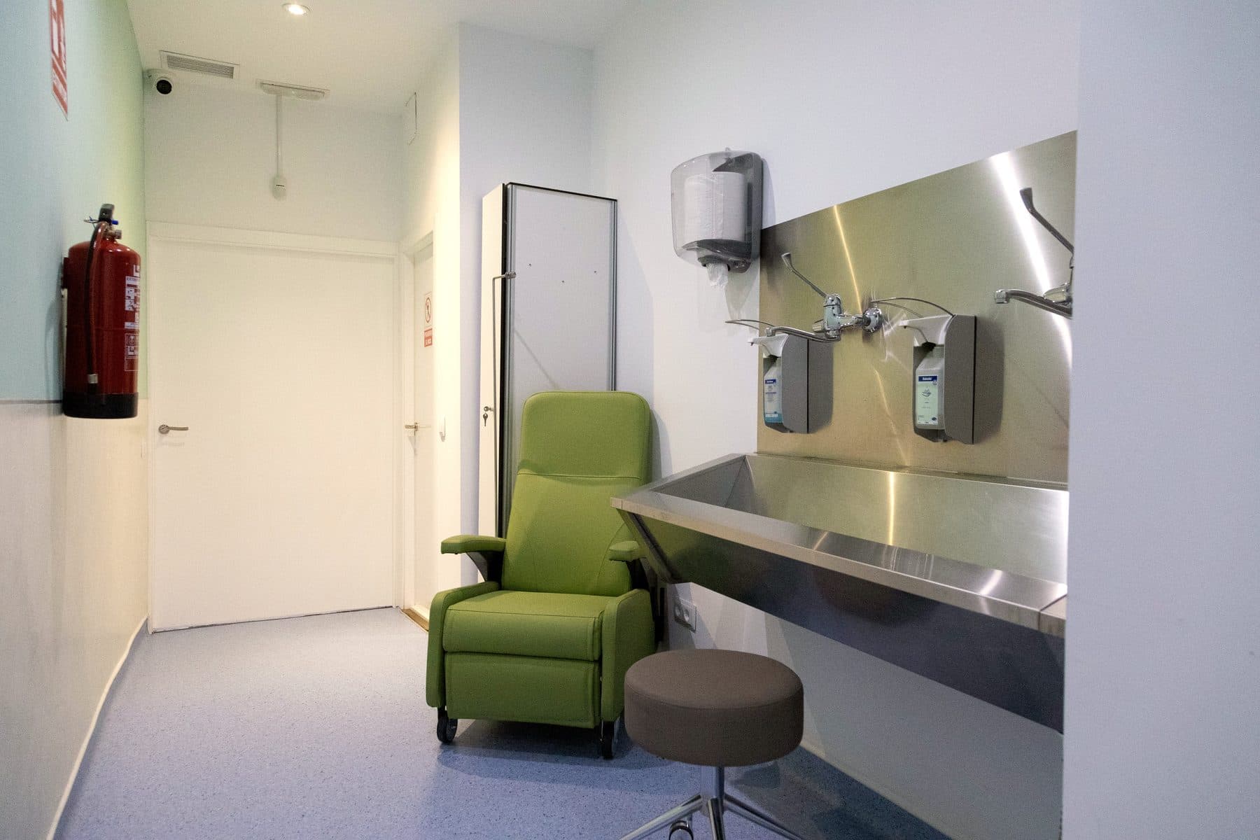 Sala de preparación con sillón y lavabo quirúrgico en el centro de Apodaca