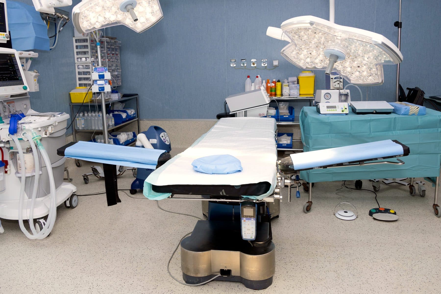 Mesa de operaciones e iluminación del quirófano del Hospital Fuensanta